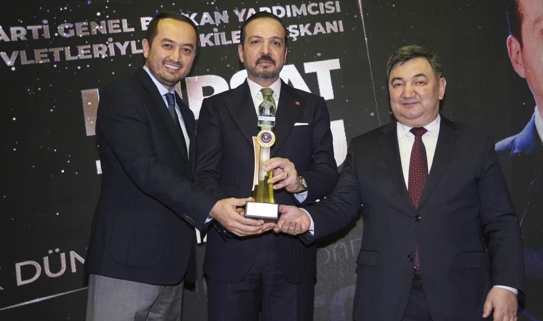 İstanbul’da gerçekleştirilen İpekyolu Yılın Altın Adamları Ödül Töreni'nde siyaset, ekonomi,