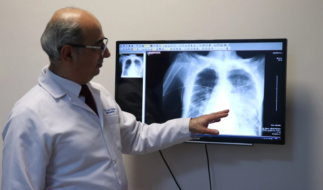 Elektronik sigaranın zararsız olduğu yönündeki algının yanlış olduğunu belirten Prof.