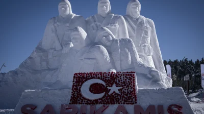Sarıkamış Harekâtı’nın 111. yılı anma etkinlikleri kapsamında yapılan kardan heykelin