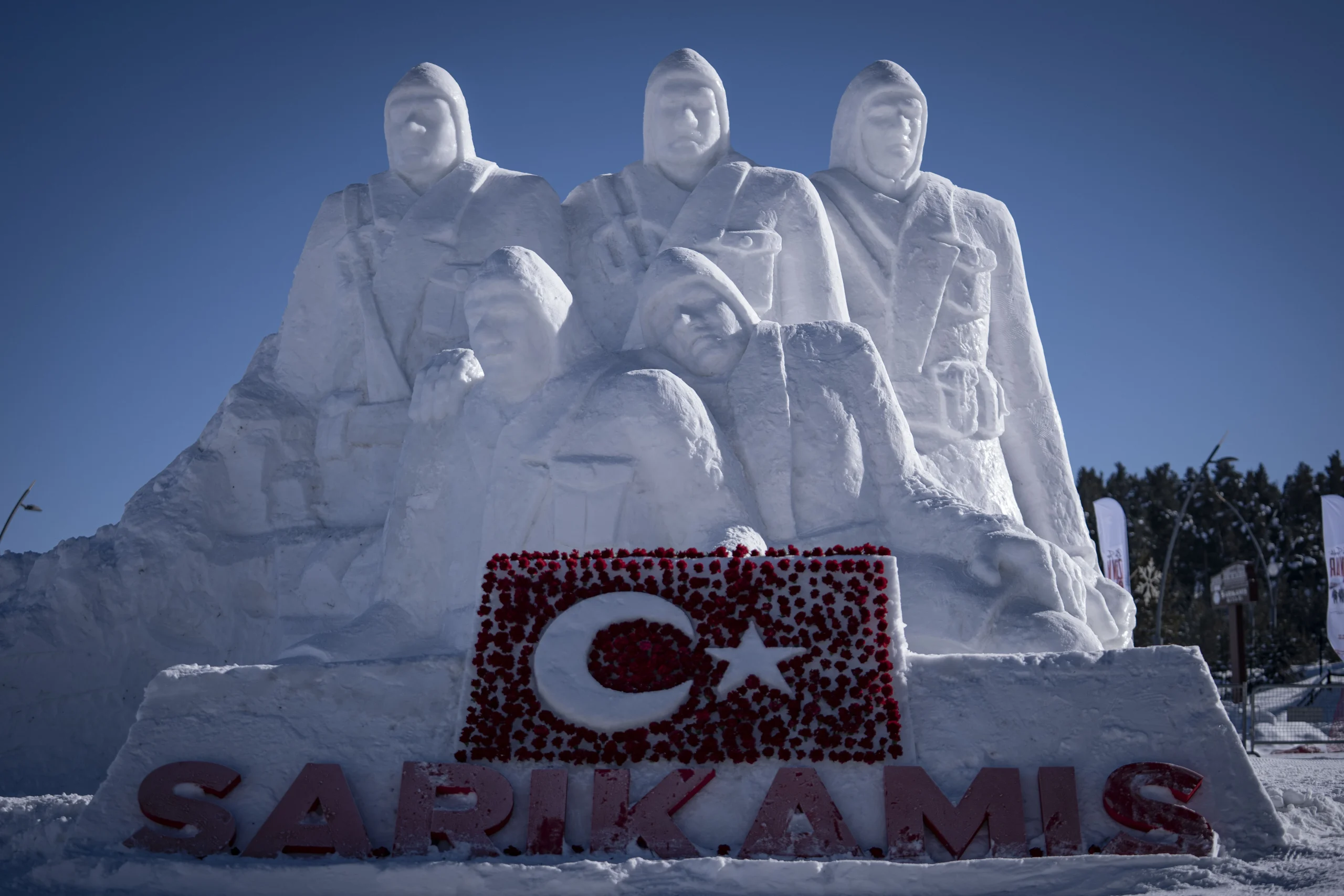 Sarıkamış Harekâtı’nın 111. yılı anma etkinlikleri kapsamında yapılan kardan heykelin