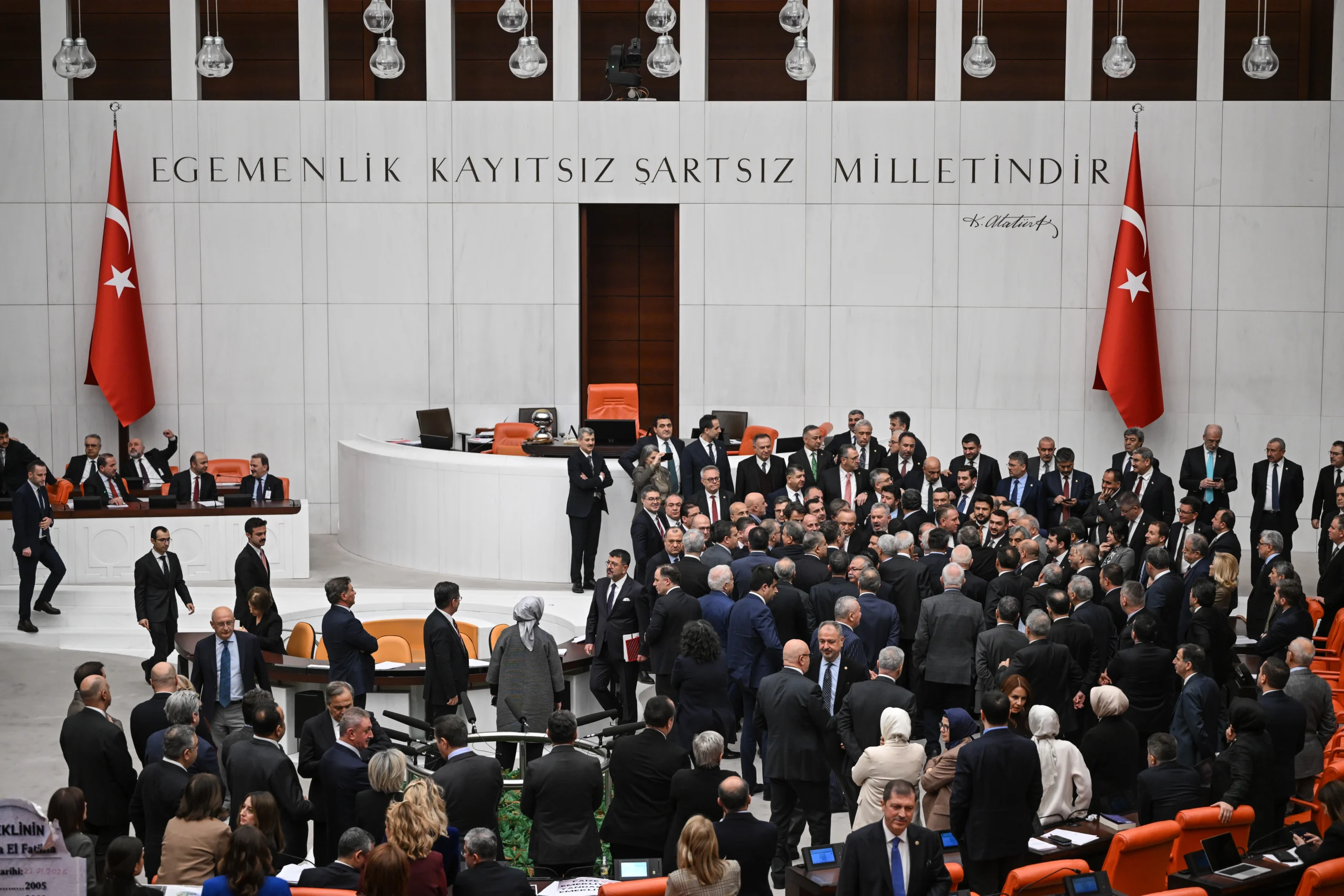 Emekli aylığı, asgari ücret desteği ve kamu düzenlemelerini içeren kanun