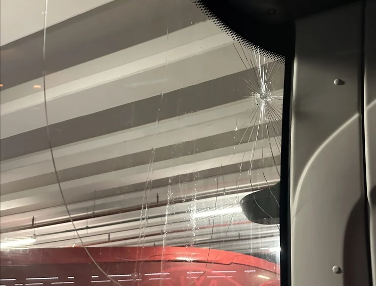 Trabzonspor, Antalyaspor karşılaşması öncesinde stadyuma hareket eden takım otobüsüne taşlı