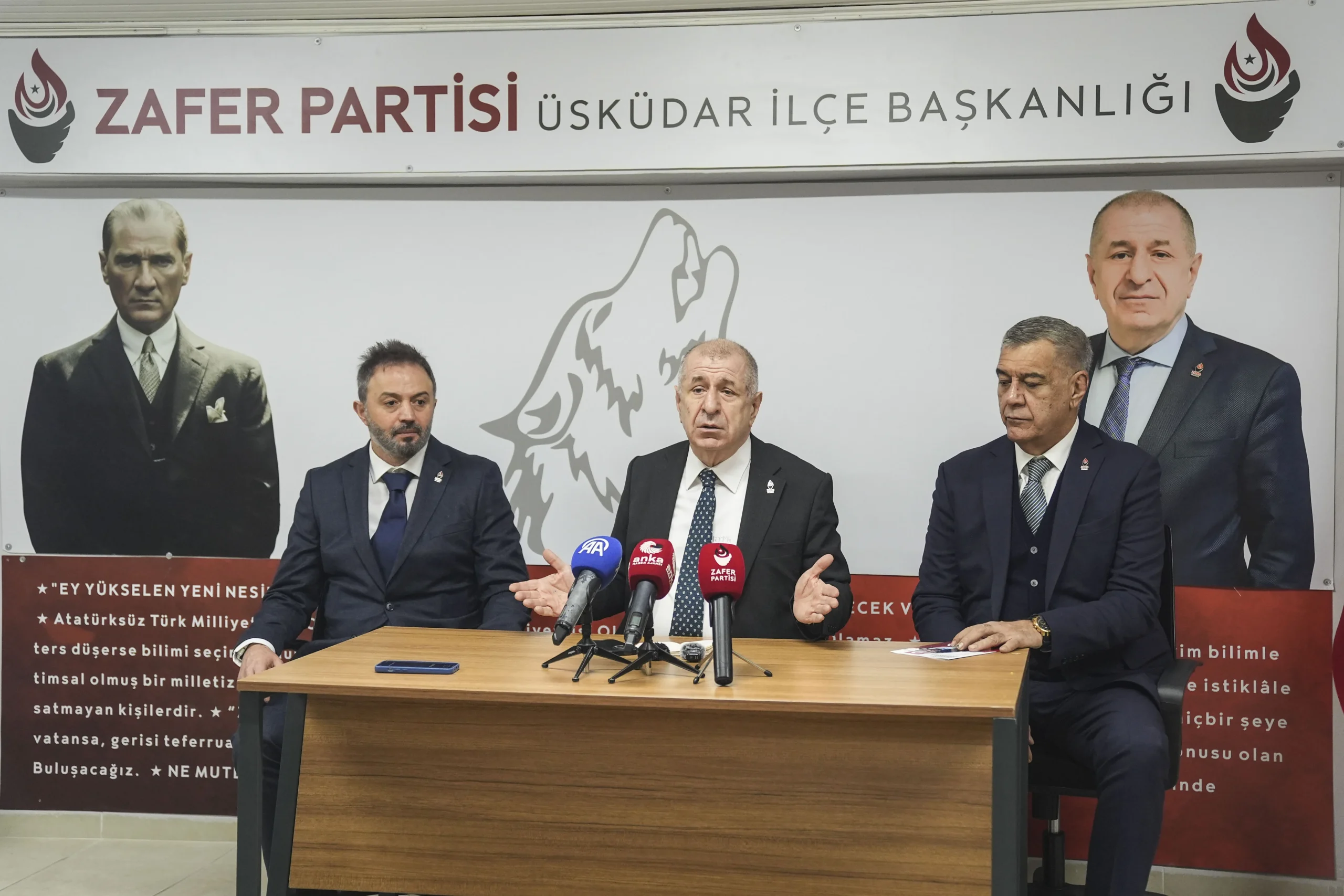 Zafer Partisi Genel Başkanı Ümit Özdağ, partisinin Üsküdar İlçe Başkanlığı