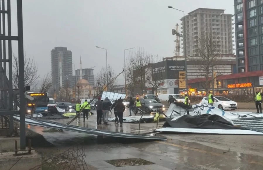 Başkent Ankara’da kuvvetli fırtına hasara yol açtı Başkent Ankara’da akşam saatlerinde başlayan kuvvetli fırtına, bazı ilçelerde çatıların