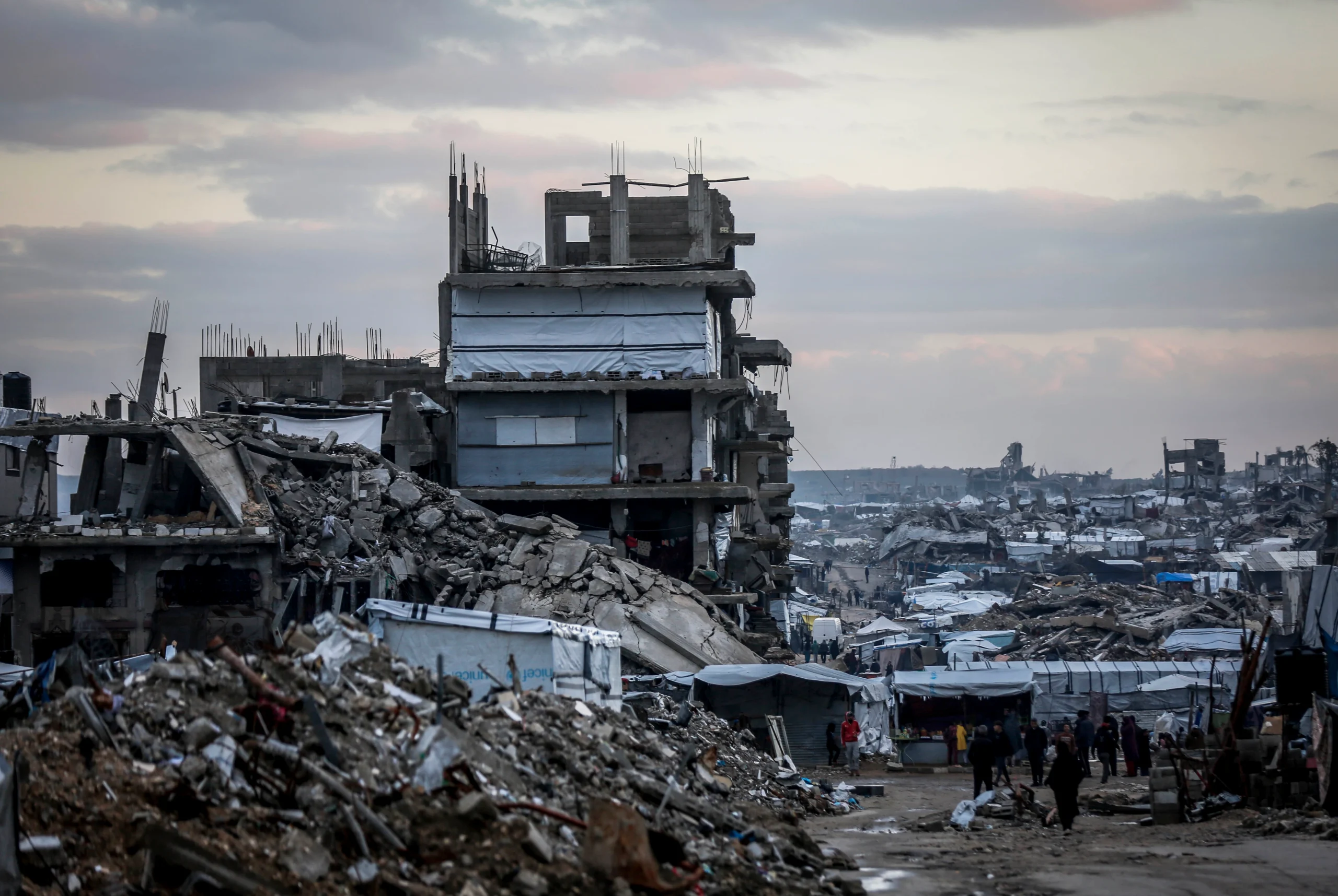 İsrail'in Gazze'ye yönelik saldırılarında ölü sayısı 71 bini aşarken, ateşkese