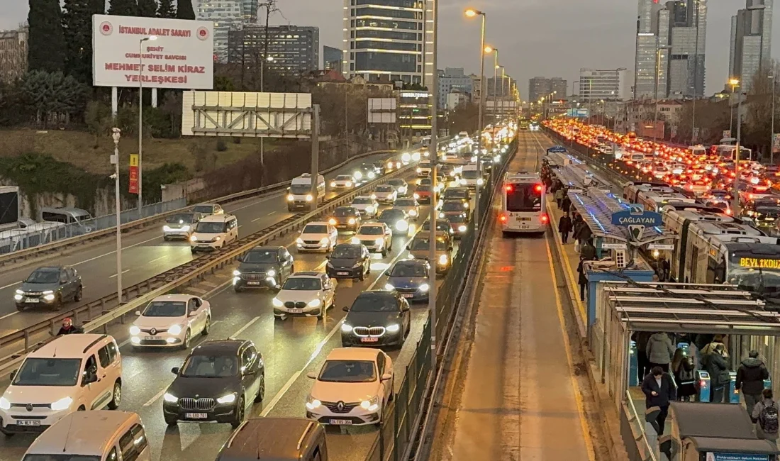 İstanbul'da akşam saatlerinde etkili olan trafik yoğunluğu, hem ana yollarda
