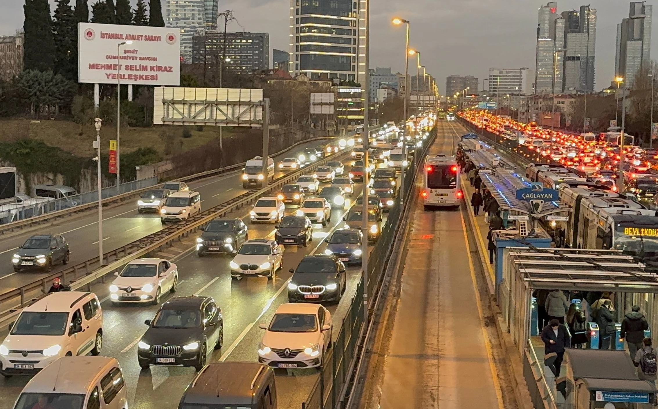 İstanbul'da akşam saatlerinde etkili olan trafik yoğunluğu, hem ana yollarda
