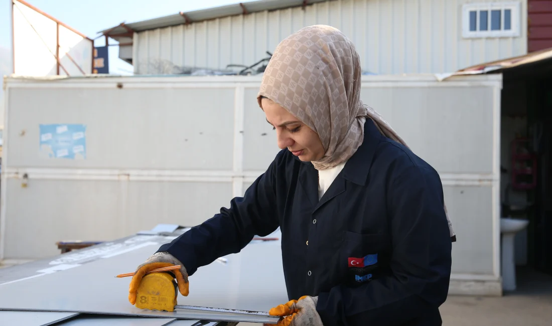 Depremde yıkılan iş yerinin ardından yeni atölye umudu oldu 6 Şubat depremlerinde iş yerini kaybeden kadın girişimci Gülbahar Uzun,