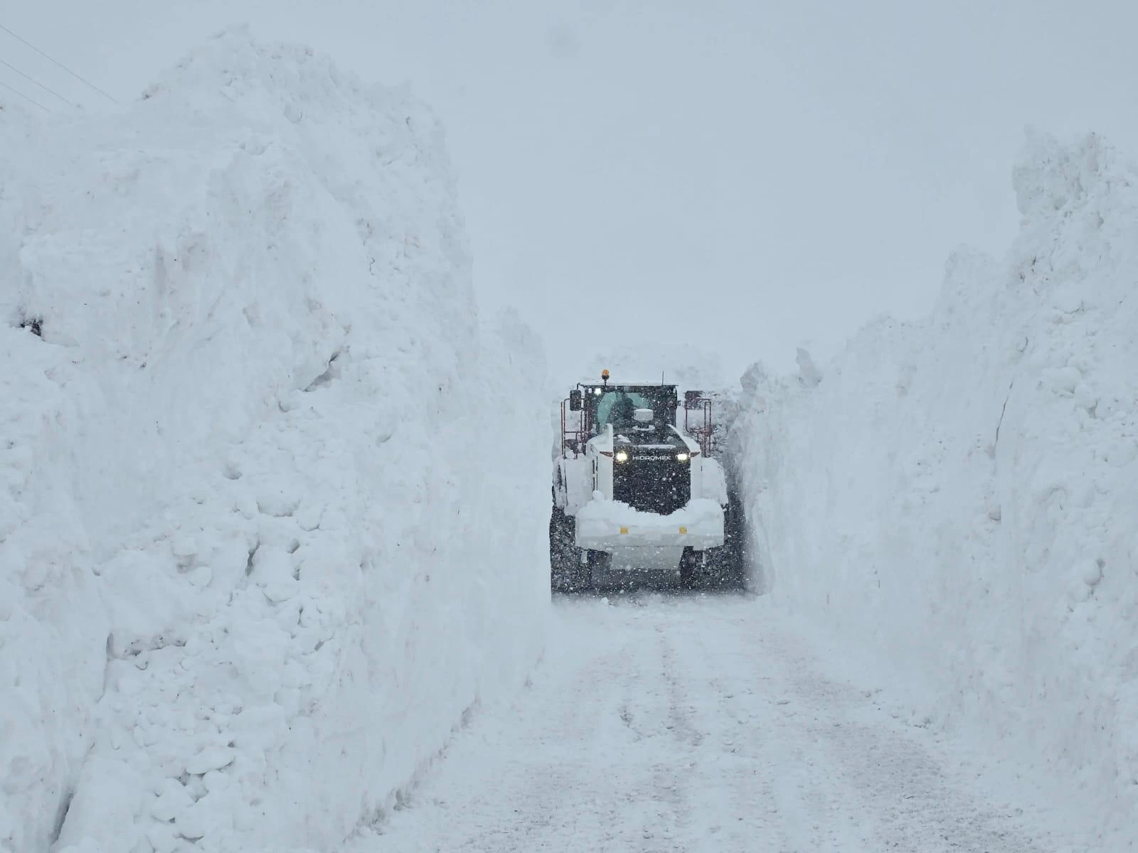 Diyarbakır’ın Sur ilçesindeki tarihi yapılar karla beyaza bürünürken, Elazığ’dan Mardin’e