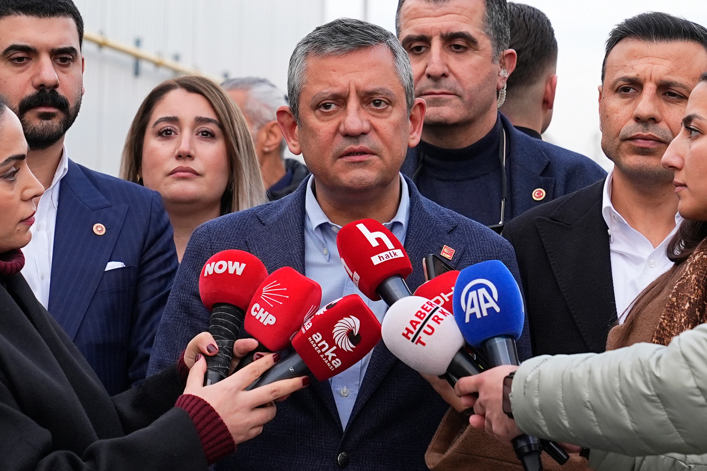 CHP Genel Başkanı Özgür Özel, MS hastası Tayfun Kahraman’ı hastanede