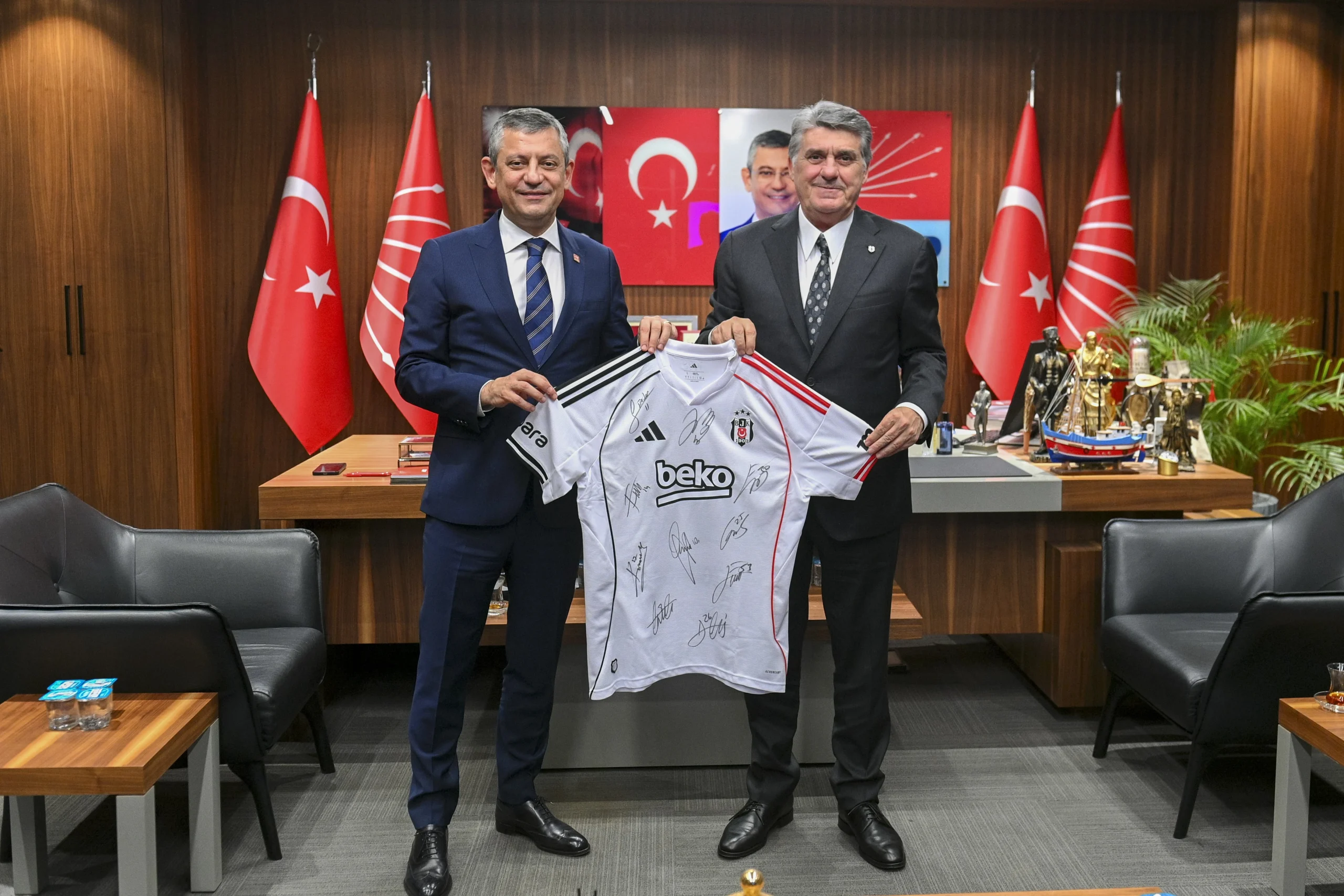 CHP Lideri Özel, Beşiktaş Başkanı Serdar Adalı’yı İstanbul’daki çalışma ofisinde