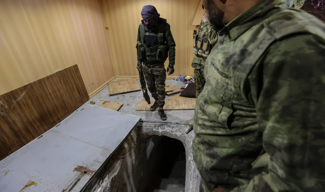 Anadolu Ajansı ekibi, terör örgütü YPG'nin Ayn İsa'da evlerin altına