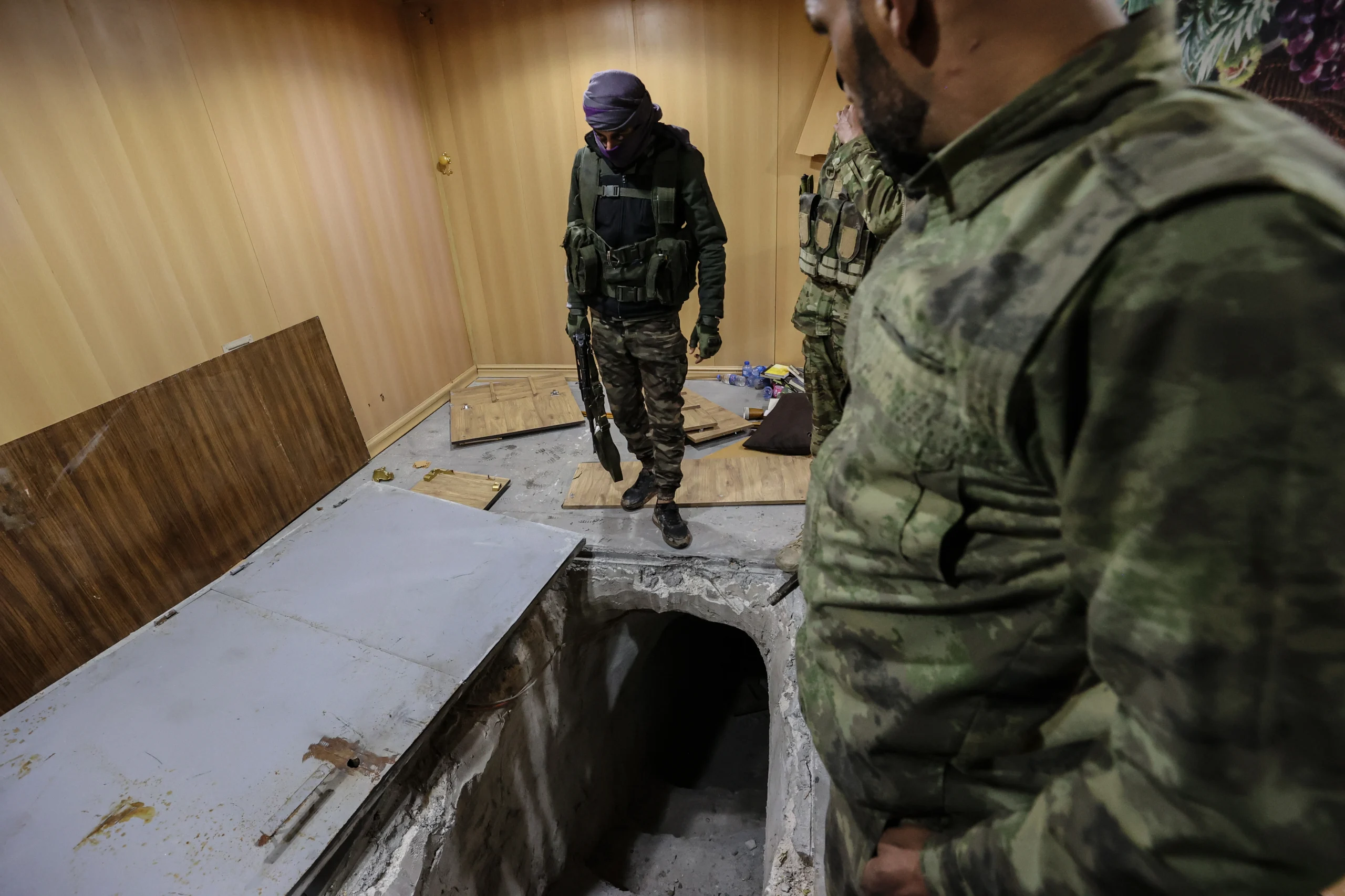 Anadolu Ajansı ekibi, terör örgütü YPG'nin Ayn İsa'da evlerin altına