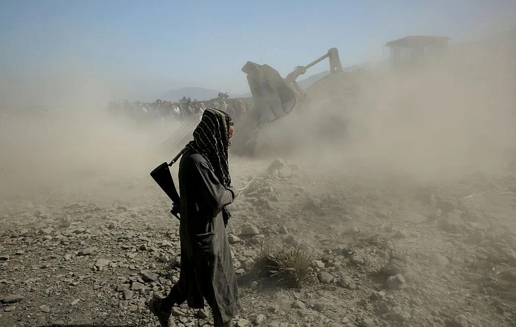 Pakistan’ın Afganistan’a düzenlediği hava saldırıları kırılgan ateşkesi sona erdirirken, Hindistan-Taliban