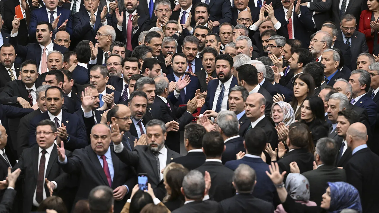 Akın Gürlek Meclis kavgası, yemin töreni sırasında yaşanan sert tartışma