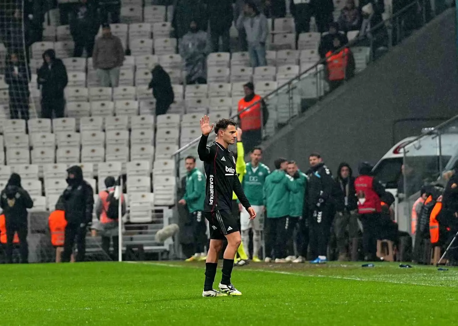Beşiktaş’ın büyük umutlarla kadrosuna kattığı Kristjan Asllani, siyah-beyazlı formayla çıktığı