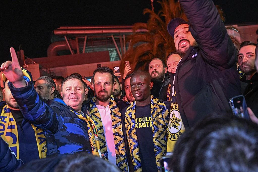 Fenerbahçe, dünyaca ünlü orta saha oyuncusu N'Golo Kanté’nin transferine ilişkin