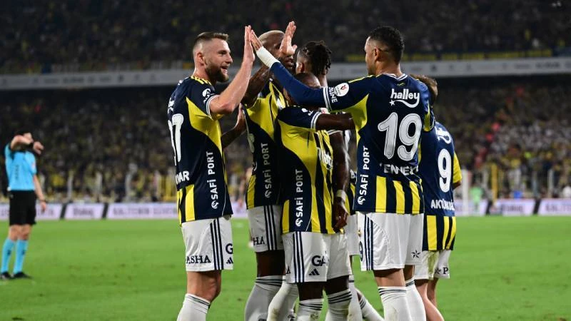 Fenerbahçe Trabzonspor derbisinde beş gollü mücadeleyi 3-2 kazanarak puanını 52’ye