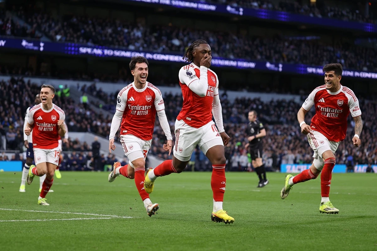 Avrupa futbolunda kritik gecede Arsenal derbiyi farklı kazandı, Barcelona zirveyi