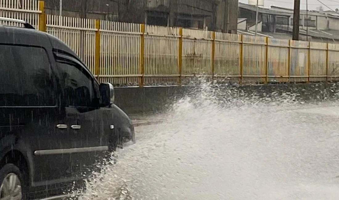 Kuvvetli sağanak yağış İzmir’de köprünün çökmesine neden olurken, Hatay’da evler