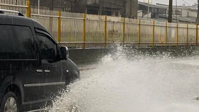 Kuvvetli sağanak yağış İzmir’de köprünün çökmesine neden olurken, Hatay’da evler