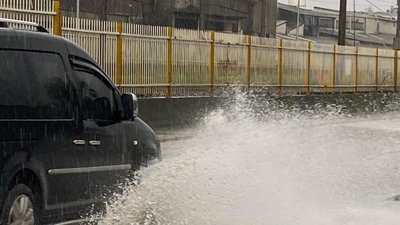 Kuvvetli sağanak yağış İzmir’de köprünün çökmesine neden olurken, Hatay’da evler