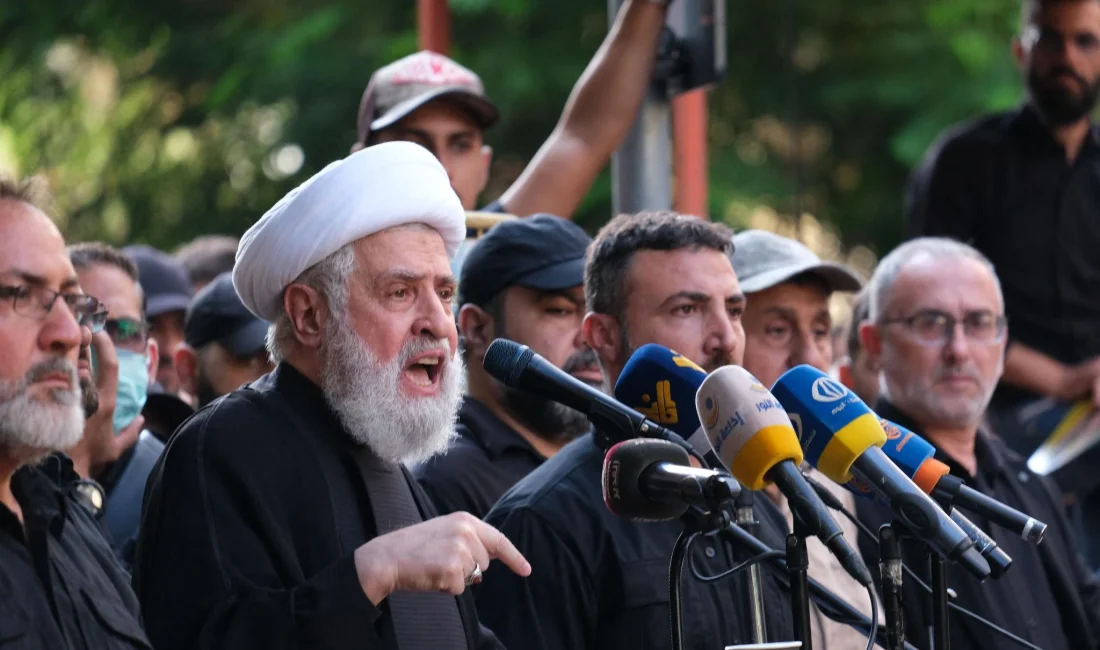 Hizbullah lideri Şeyh Naim Kasım, İsrail saldırılarına karşı savunma pozisyonunda