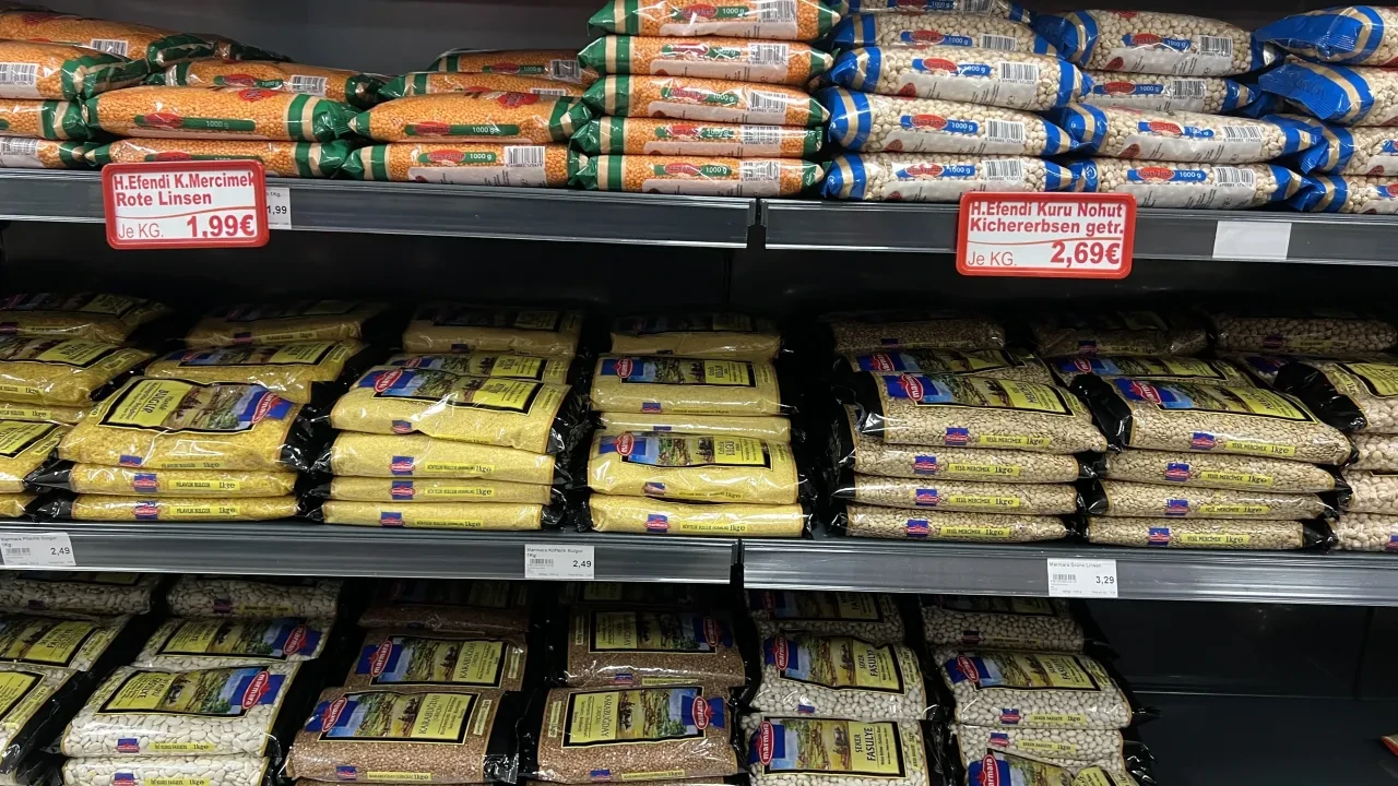 Almanya’daki Türk marketlerinde satılan bazı temel gıda ürünlerinin, Türkiye’ye kıyasla