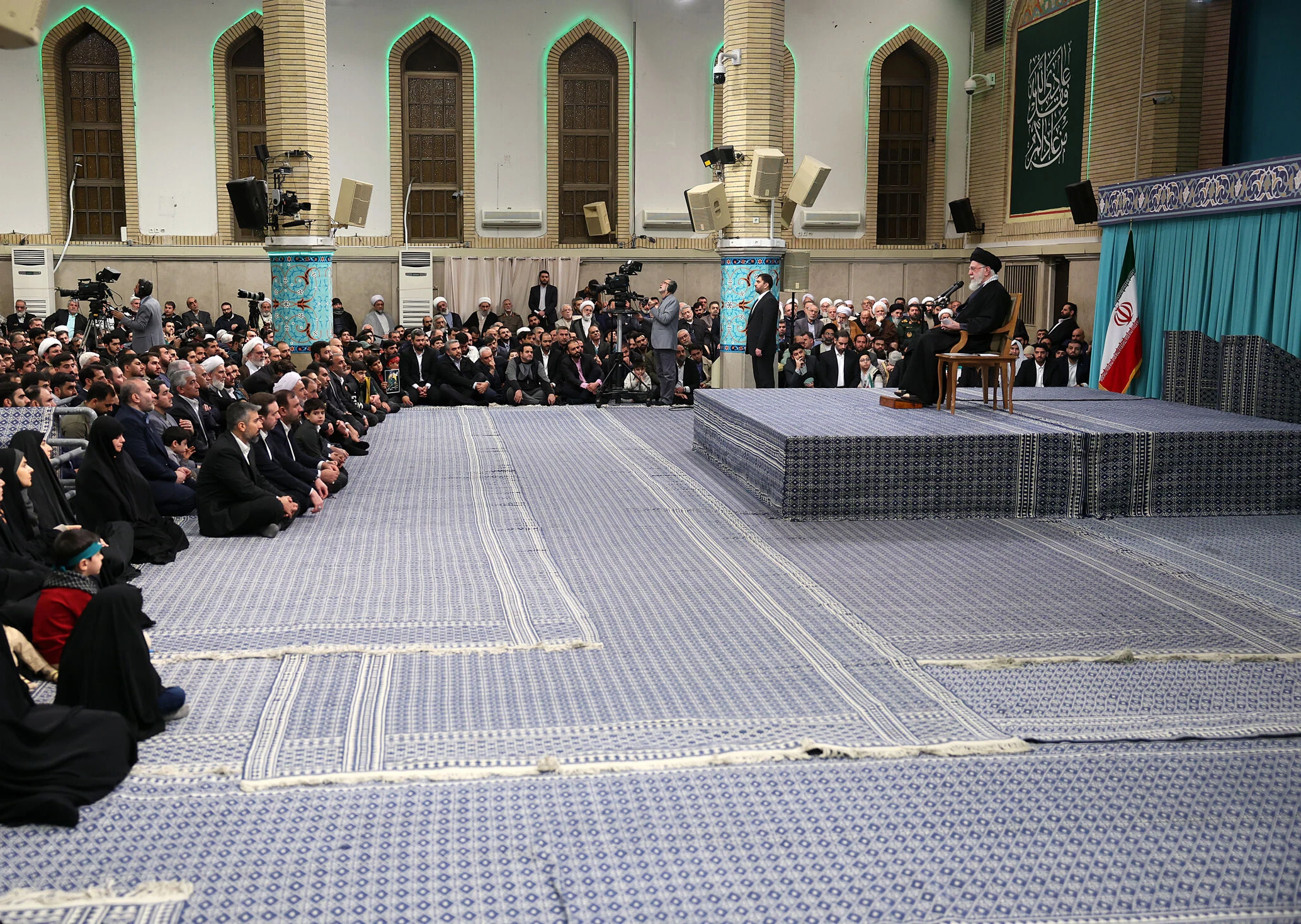 İran Dini Lideri Hamaney, ABD’nin askeri tehditlerine sert çıkarken, “Bu