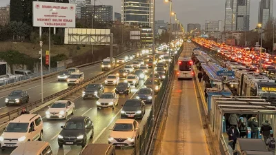 İstanbul’da iş çıkışı saatlerinde trafik yoğunluğu yüzde 87’ye çıkarak birçok