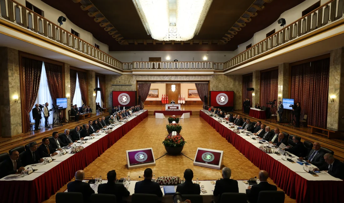 Milli Dayanışma Komisyonu raporu tamamlanma aşamasına gelirken, silahsızlanma, geçiş hukuku